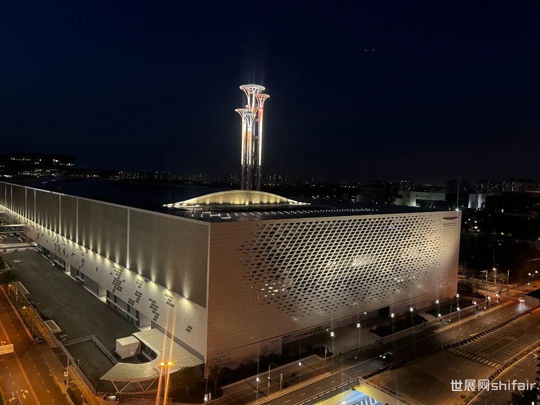 202506 题目：夜幕下的建筑华章  姓名：袁小振 拍摄地：国家会议中心大酒店.jpg
